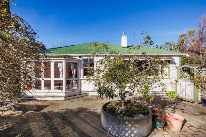 13696142060279880369